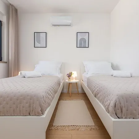 Pava Zadarvillas *